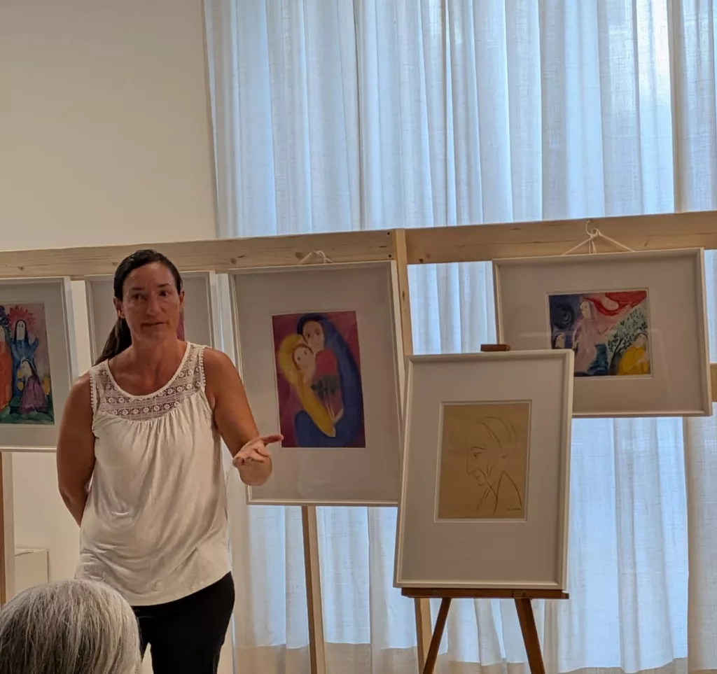Alessandra Coretti accanto all’autoritratto di Albert Steffen
