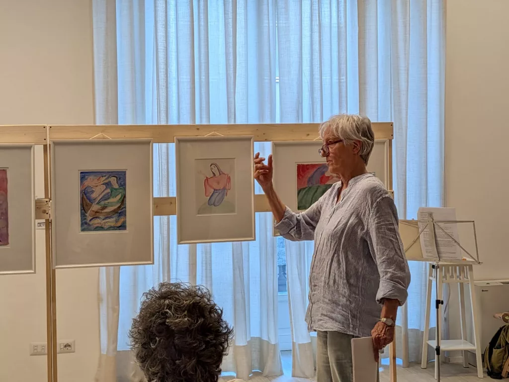 Nerella Venier descrive i colori dell'immagine raffigurante l’Essenza
